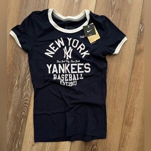 Nike Women New York Yankees Navy T-Shirt NWT size S